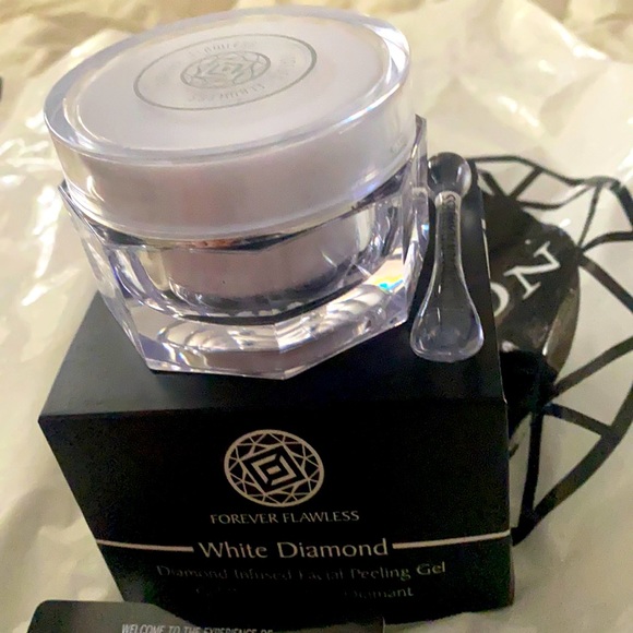 Forever flawless peeling gel and moisturizer - Picture 2 of 3